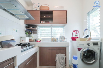 บ้านเดี่ยวมือสอง  ม.มัณฑนาเลค วัชรพล บ้านสวย จากแบรนด์ดัง * Land & House *  เนื้อที่ 50.30 ตร.ว. มาพร้อมฟังก์ชันจัดเต็ม 3 ห้องนอน 3 ห้องน้ำ บ้านสวยพร้อมเข้าอยู่ พร้อมแถมเครื่องปรับอากาศ 4 เครื่อง บนทำเลศักยภาพ เชื่อมต่อถนนหลายเส้นทาง ใกล้รถไฟฟ้า สถานี "สายหยุดและแยกคปอ"  และ ใกล้จุดขึ้นทางด่วน "รามอินทรา-อาจณรงค์"